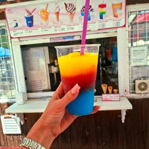 Na kúpalisku Margita Ilona sme odštartovali leto naplno! ☀️ Slnko páli jak besné, voda láka a náš obľúbený stánok čaká na všetkých milovníkov osvieženia. Každý deň s úsmevom, úsmev a pohoda – presne takto má vyzerať leto! 🌈🍹