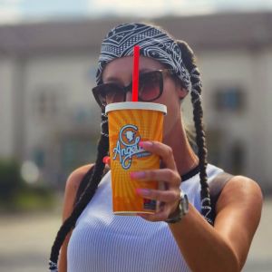 ☀️🥤 Slnečný deň si priam pýta poriadny milkshake do ruky! 😍✨ Chladivý, sladký a presne taký, aký spraví radosť v horúcom letnom dni. 💕
A dnes máme ešte jeden dôvod na úsmev – Medzinárodný deň ľavákov! 🖐️💫 Tak všetkým ľavákom prajeme krásny deň… a nech im ten milkshake padne do ľavej ruky úplne dokonale! 😄🥤☀️

#milkshake #slnecnyden #medzinarodnydenlavakov #letovplnomprude #letnapohoda osviezenie usmev dobruchut